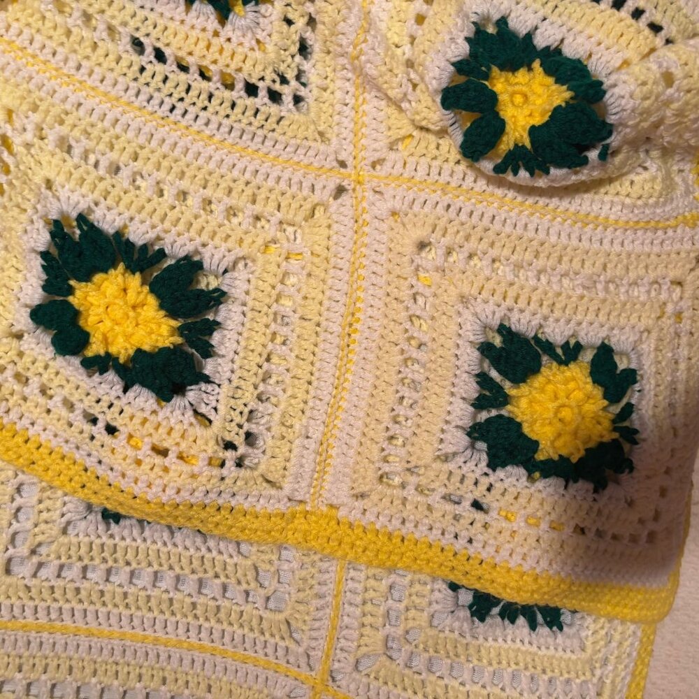 Vintage Handmade Crochet Blanket Yellow Raised 3D Flowers Granny Squares Afghan - Picture 6 of 6